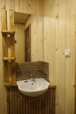 Гостевой дом Voyage Tatariv Татаров Двухместный номер с 1 кроватью и собственной ванной комнатой-9