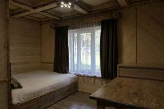 Гостевой дом Voyage Tatariv Татаров Двухместный номер с 1 кроватью и собственной ванной комнатой-1